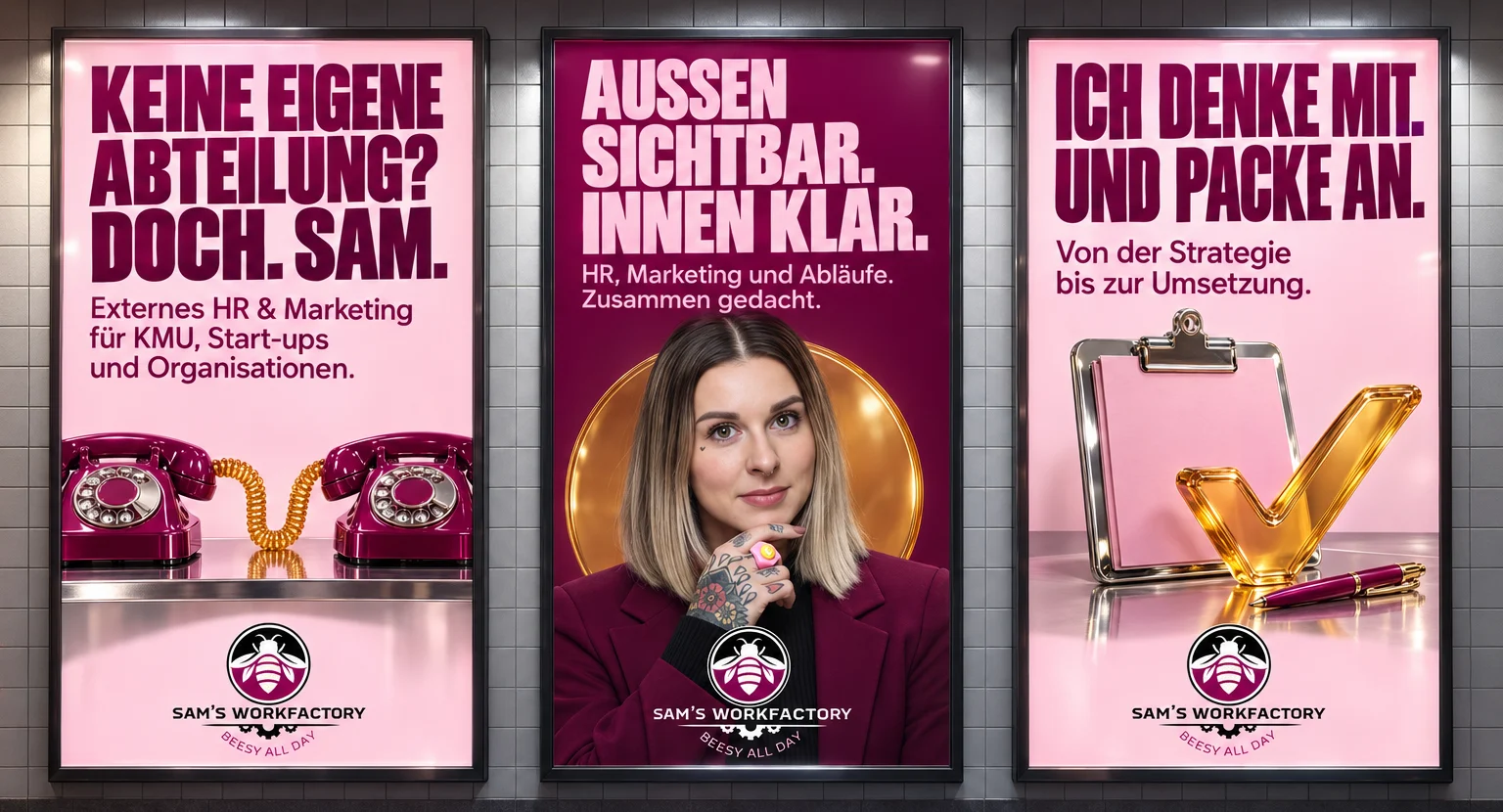 Drei Plakate von sam's workfactory in einer Station: Keine eigene Abteilung? Doch. Sam. – Aussen sichtbar. Innen klar. – Ich denke mit. Und packe an.