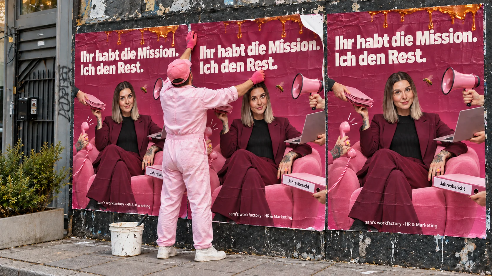 Eine Person im rosa Overall klebt Plakate von sam's workfactory an eine Hauswand. Darauf sitzt Sam Fischer gelassen im Sessel, während ihr von allen Seiten Aufgaben gereicht werden: Ihr habt die Mission. Ich den Rest.