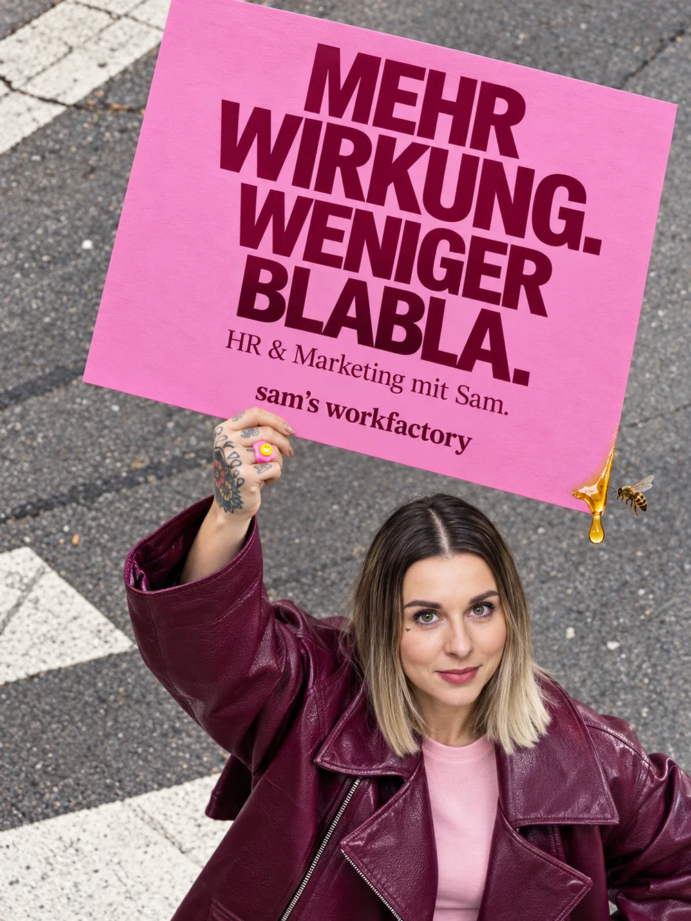 Sam Fischer hält ein Schild hoch: Mehr Wirkung. Weniger Blabla.