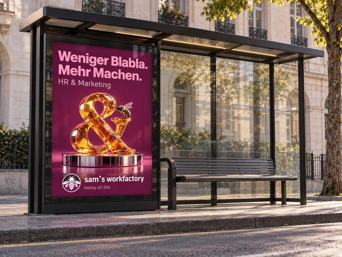 Plakat von sam's workfactory an einer Bushaltestelle: Weniger Blabla. Mehr Machen.